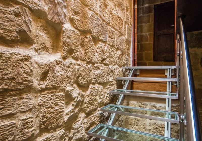 مسافرخانه The Burrow Guest House