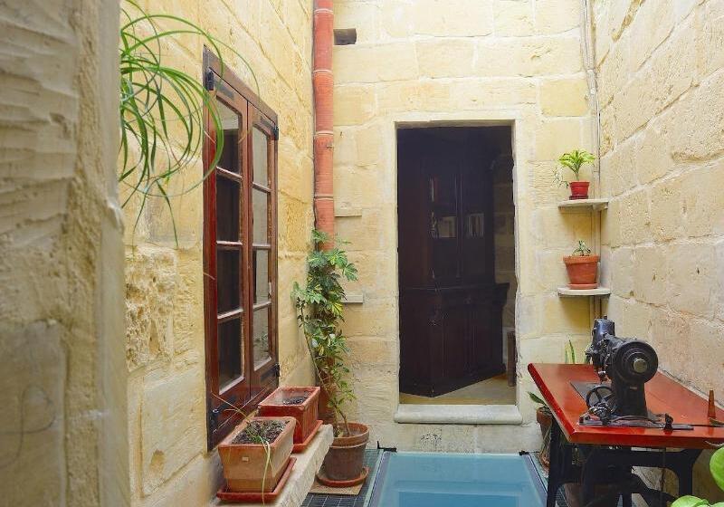 مسافرخانه The Burrow Guest House