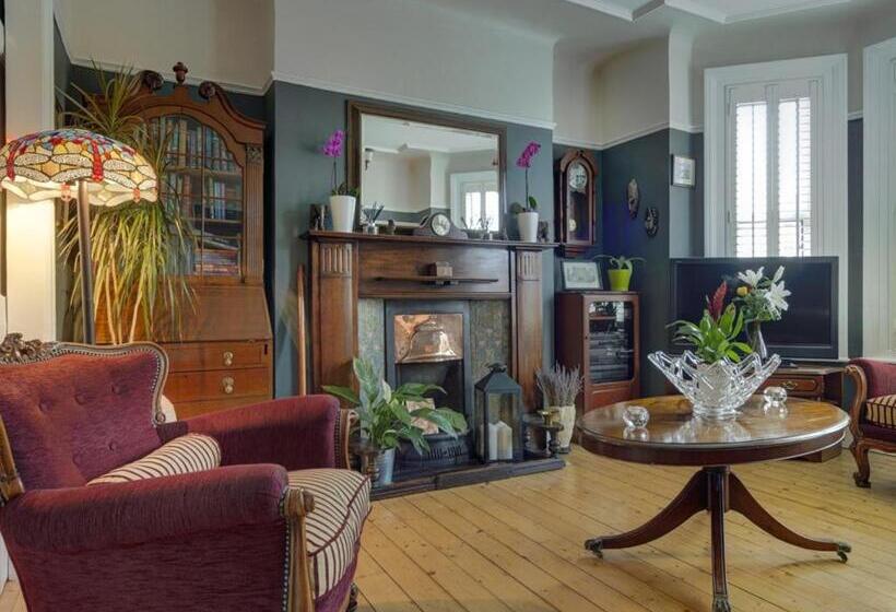 هتل Avoca House B&b