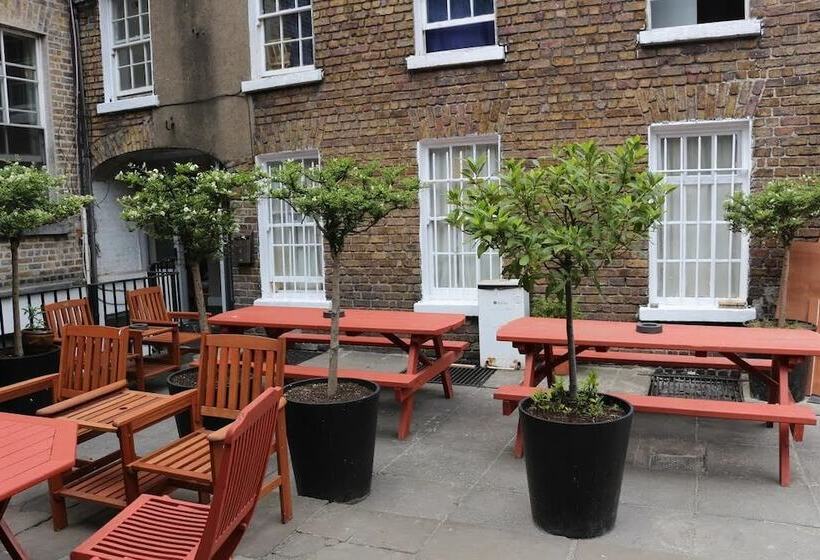 호텔 Backpackers Citi Hostel