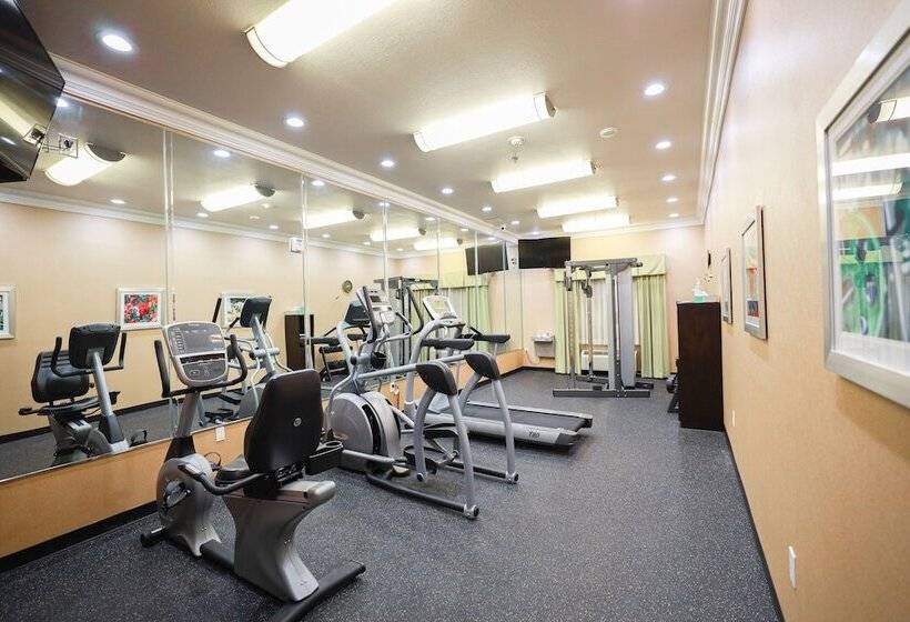 Отель Best Western Plus Wasco Inn & Suites