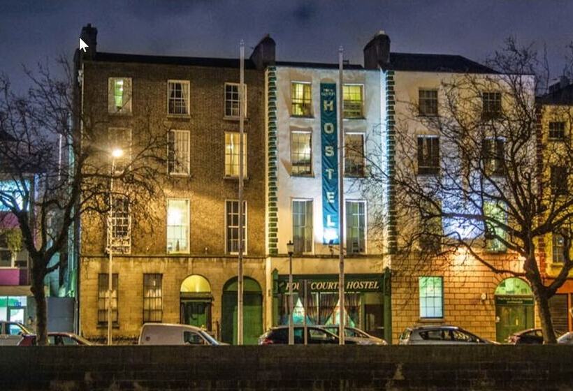 בית מלון כפרי Four Courts Hostel