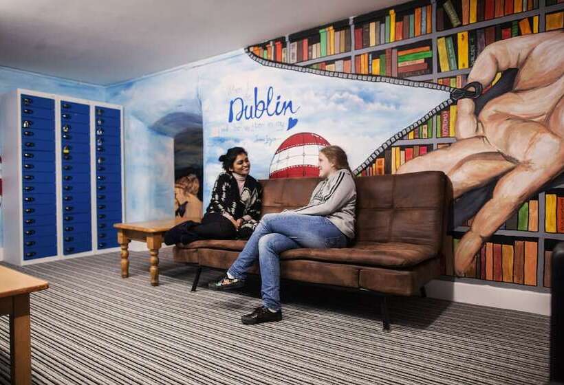 בית מלון כפרי Four Courts Hostel