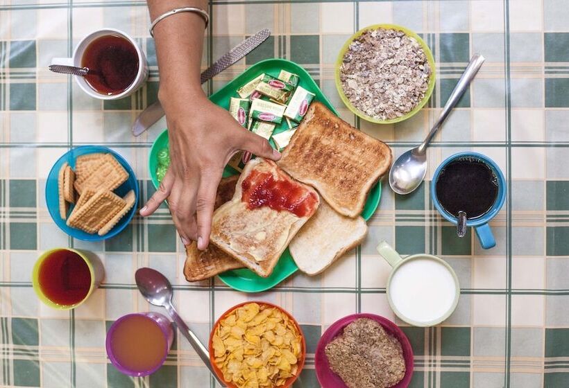 בית מלון כפרי Four Courts Hostel