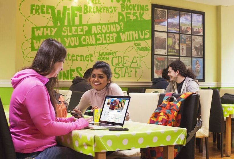 בית מלון כפרי Four Courts Hostel