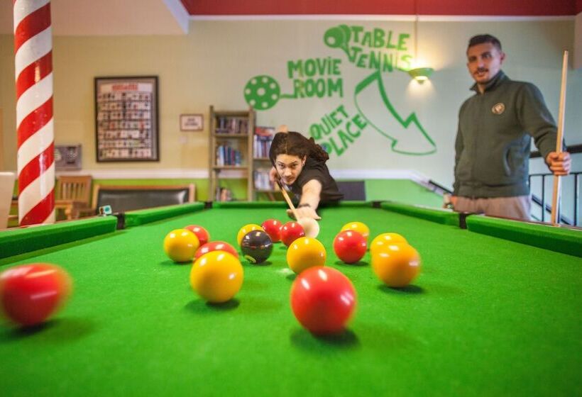 בית מלון כפרי Four Courts Hostel