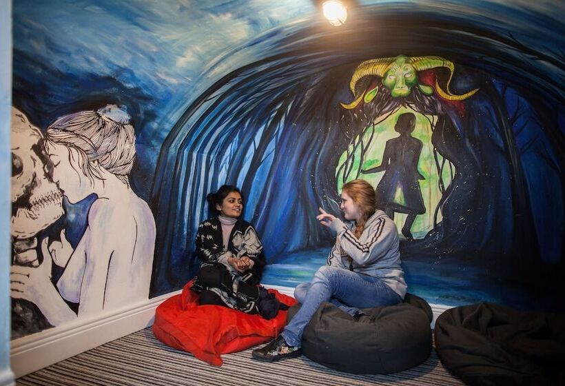 בית מלון כפרי Four Courts Hostel