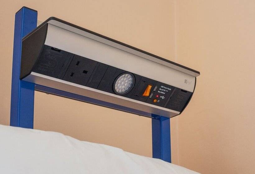 בית מלון כפרי Four Courts Hostel