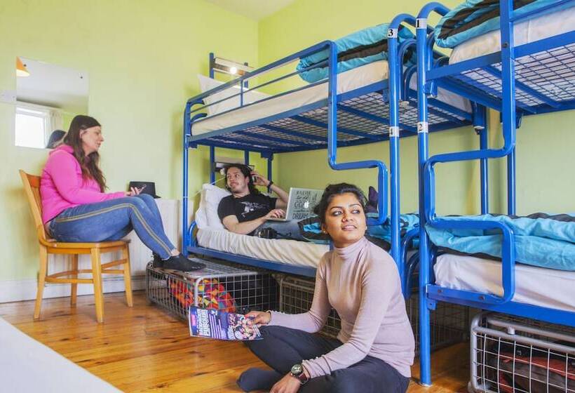 בית מלון כפרי Four Courts Hostel