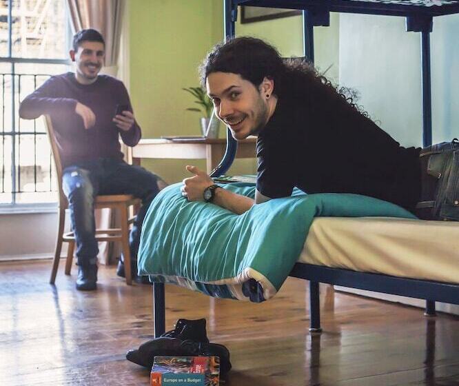 בית מלון כפרי Four Courts Hostel