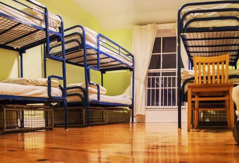 בית מלון כפרי Four Courts Hostel