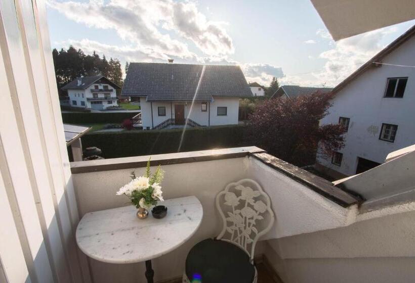 هتل Jagodic Garni