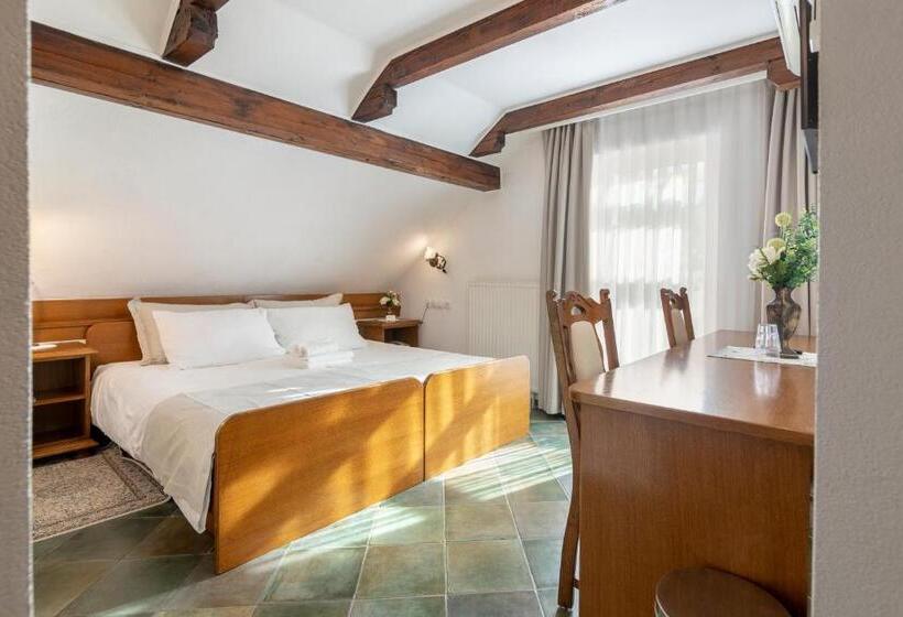 هتل Jagodic Garni