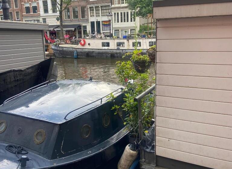 تختخواب و صبحانه Houseboat Bonnie