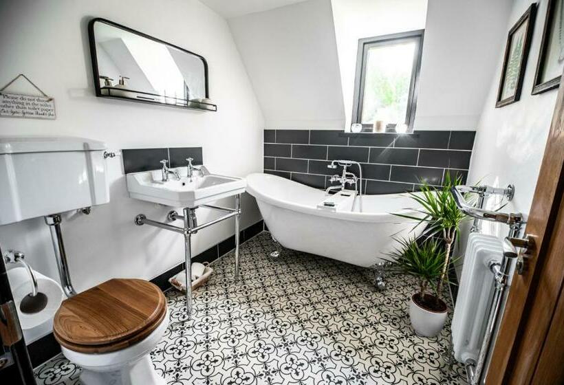 تختخواب و صبحانه White Rose Tower