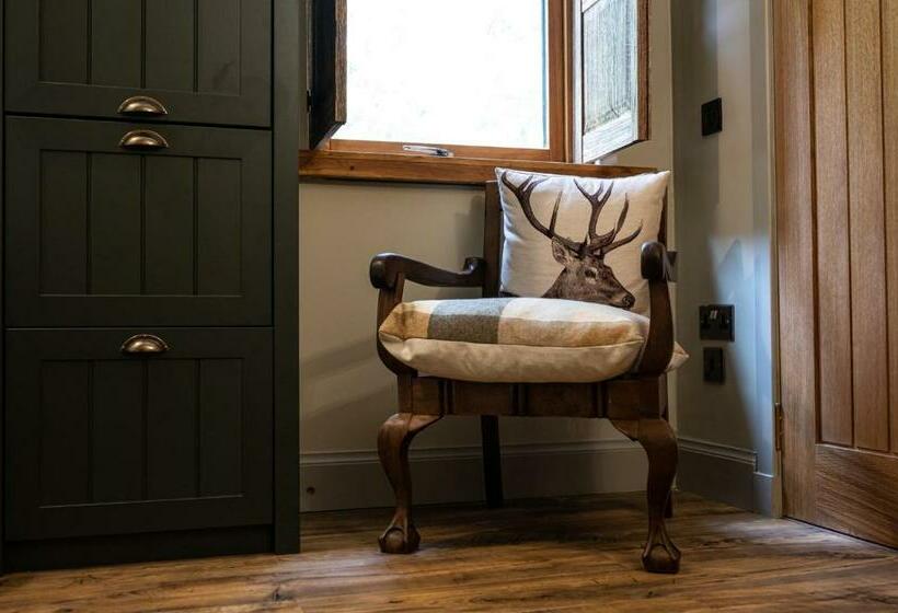 تختخواب و صبحانه White Rose Tower