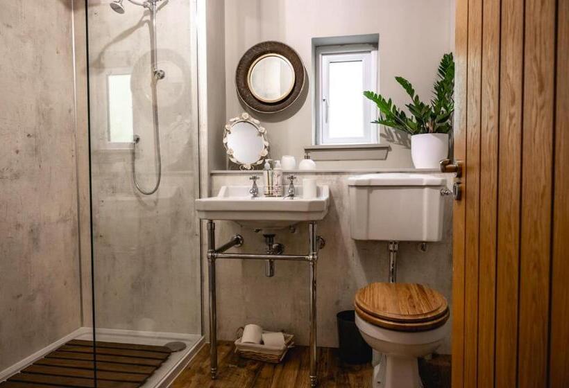 تختخواب و صبحانه White Rose Tower