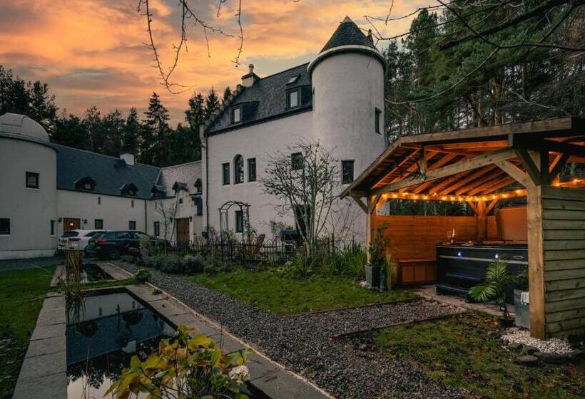 تختخواب و صبحانه White Rose Tower