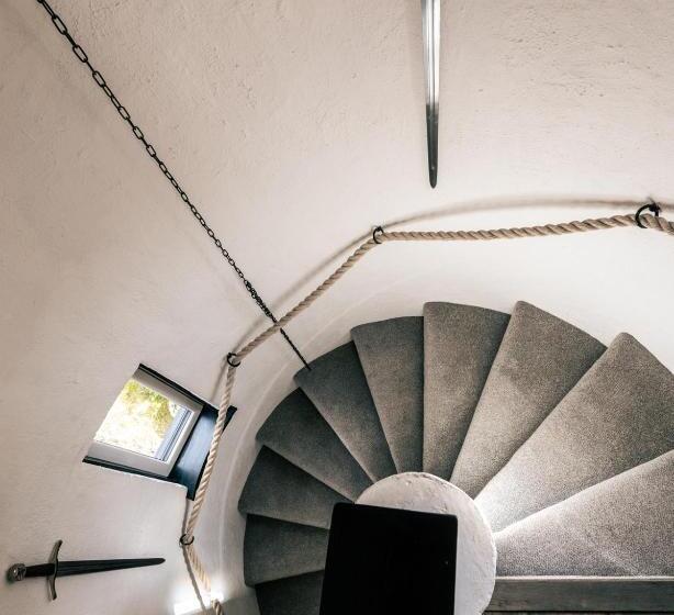 تختخواب و صبحانه White Rose Tower