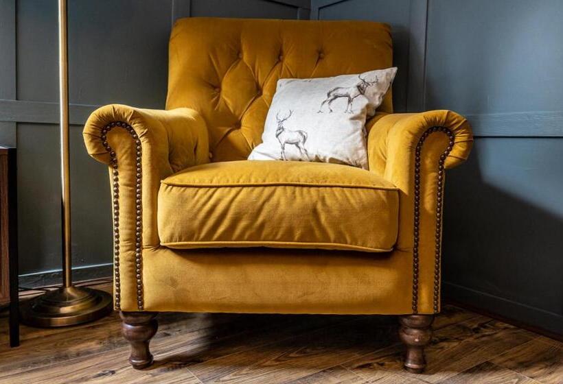 تختخواب و صبحانه White Rose Tower