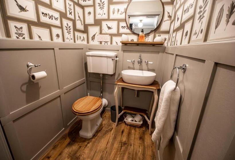 تختخواب و صبحانه White Rose Tower