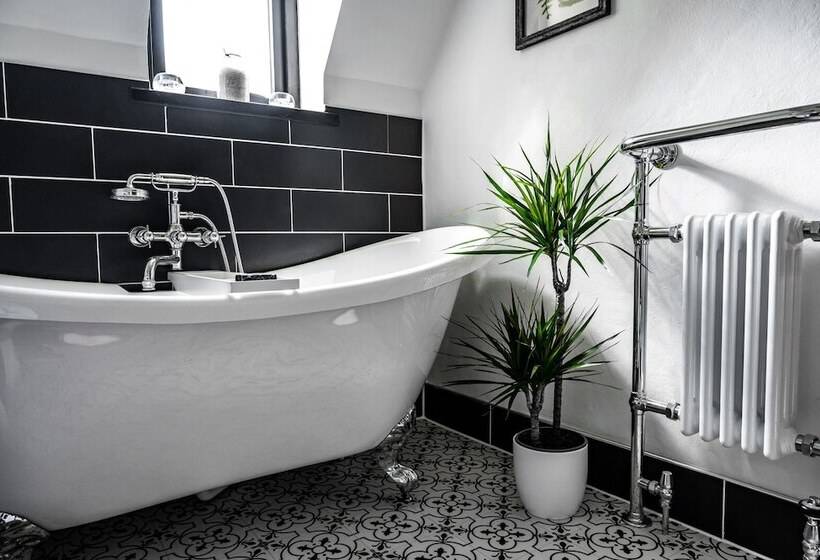 تختخواب و صبحانه White Rose Tower