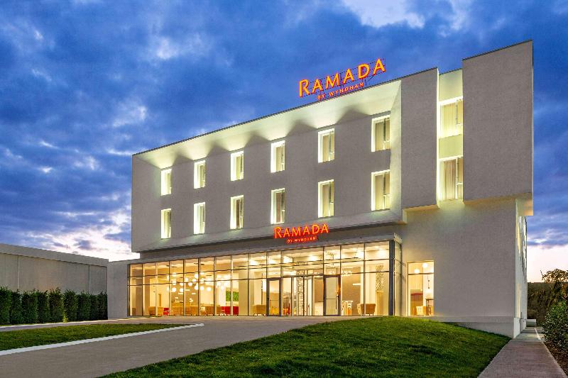 Отель Ramada By Wyndham Targu Jiu