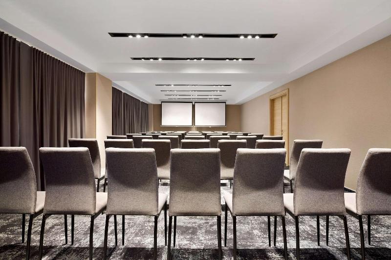 Отель Ramada By Wyndham Targu Jiu