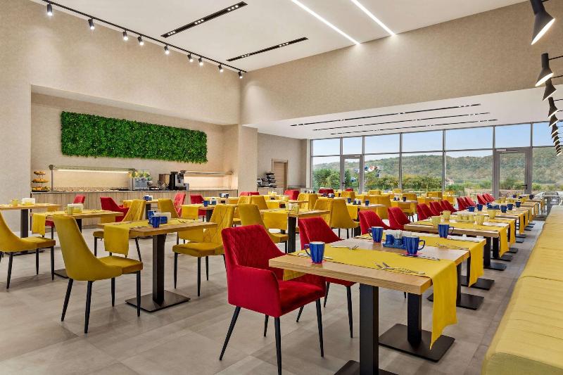 Отель Ramada By Wyndham Targu Jiu