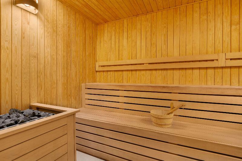 Отель Ramada By Wyndham Targu Jiu