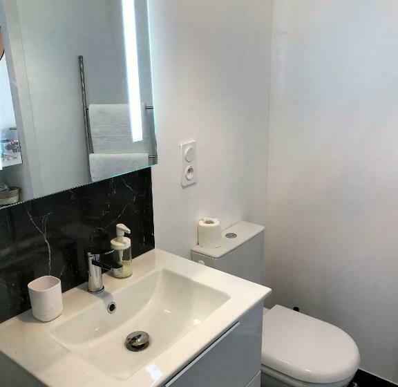 펜션 Studiocaroline44, 2 Studios Entre La Ville Et La Mer, Parking, Cuisine, Moins De 15min De L Aéroport