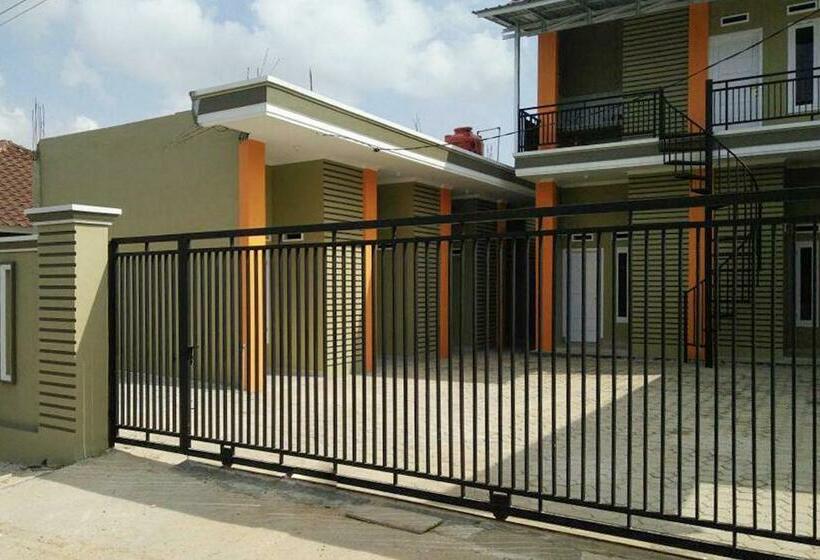 בית מלון כפרי House Of Kiano Syariah Redpartner