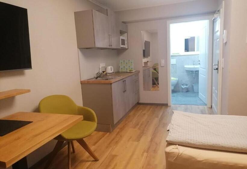 Motel Q Das Kleine Stadt