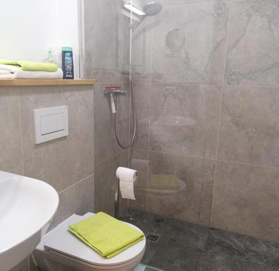 Motel Q Das Kleine Stadt