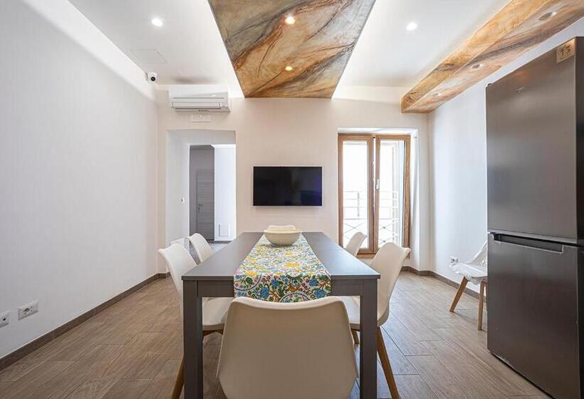 Пансион Mola’s Square House