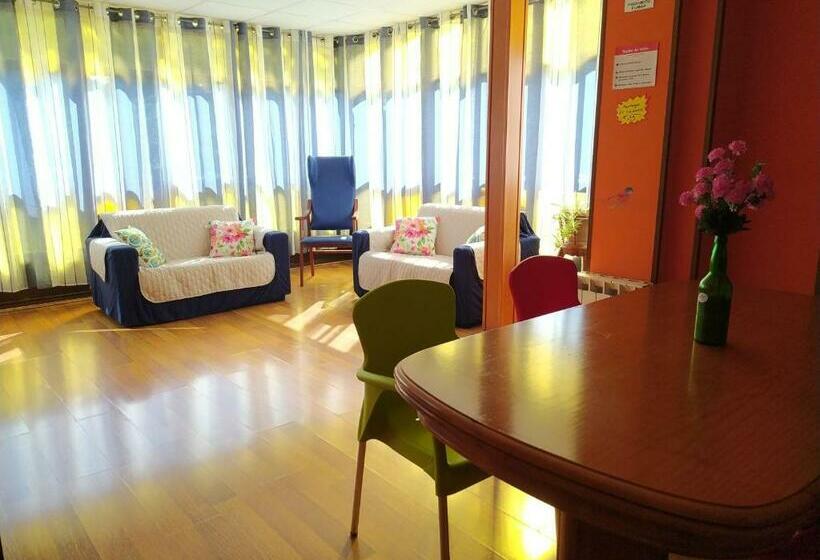 فندق صغير Family House Gijón