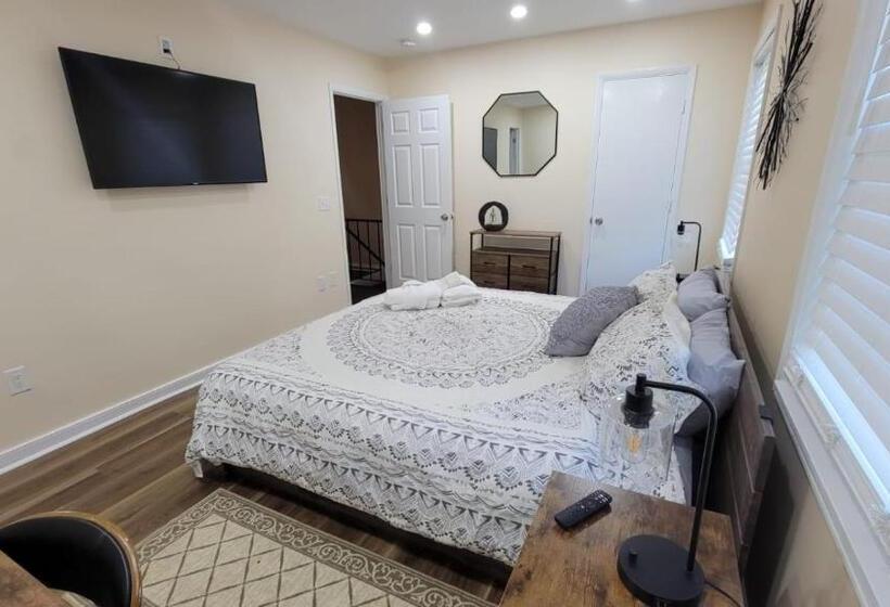 Bed and Breakfast Hhi Homes Llc