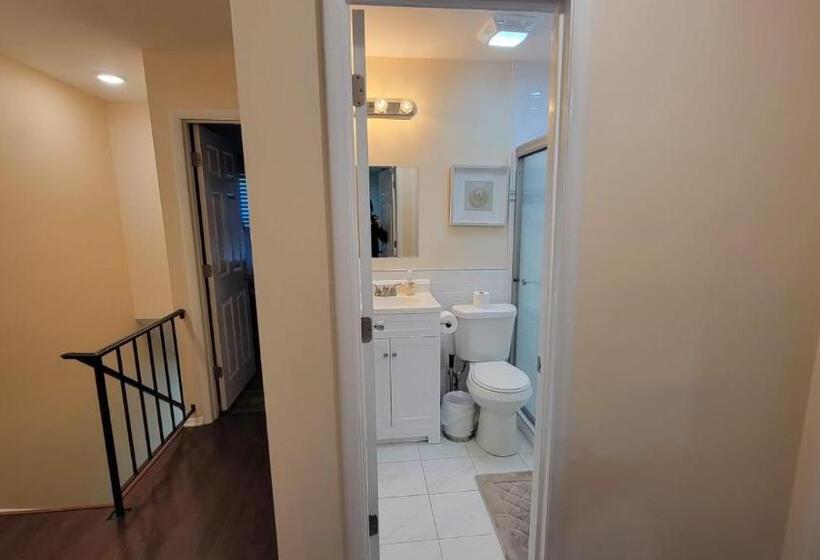 Bed and Breakfast Hhi Homes Llc