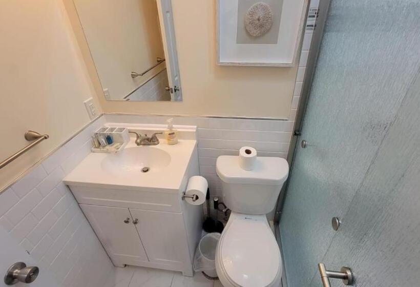 Bed and Breakfast Hhi Homes Llc