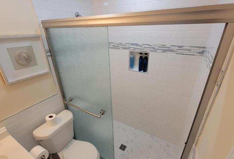 Bed and Breakfast Hhi Homes Llc