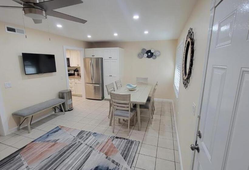 Bed and Breakfast Hhi Homes Llc