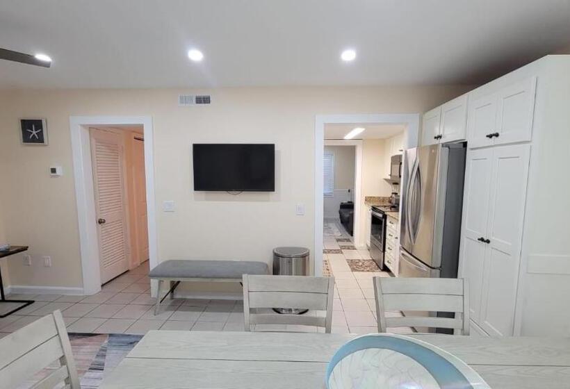 Bed and Breakfast Hhi Homes Llc