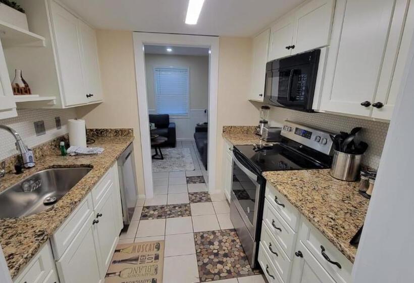 Bed and Breakfast Hhi Homes Llc