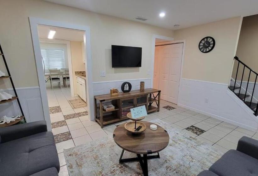 Bed and Breakfast Hhi Homes Llc