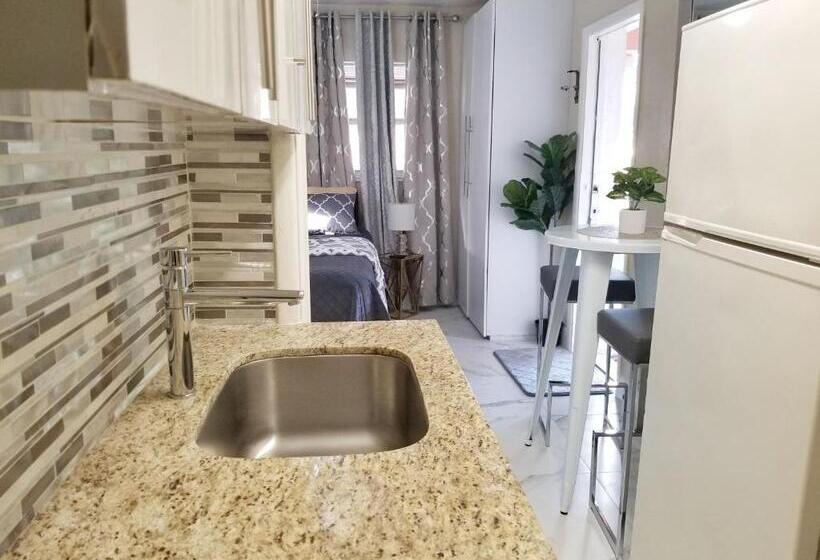 Пансион Glam Private Studio 4 Miles From Beach