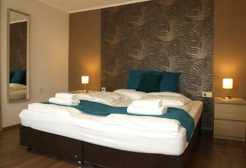 مبيت وإفطار Garden Club Panzió