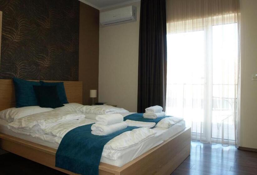 مبيت وإفطار Garden Club Panzió