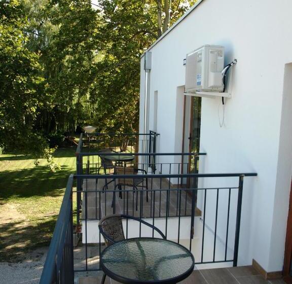 مبيت وإفطار Garden Club Panzió