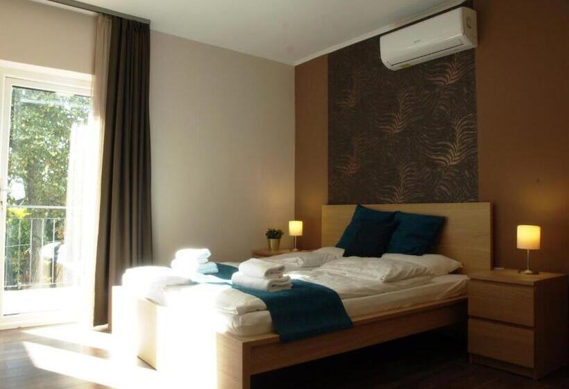 مبيت وإفطار Garden Club Panzió