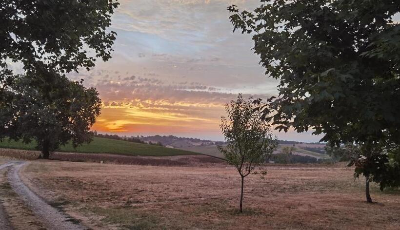 مبيت وإفطار Les Hauts De Grazac, Chambres Et Tables D Hôtes